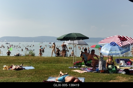 Strandolók a balatonlellei szabadstrandon-stock-foto