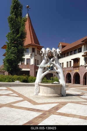 Veresegyháza, a Harangos-kút a város Főterén-stock-foto