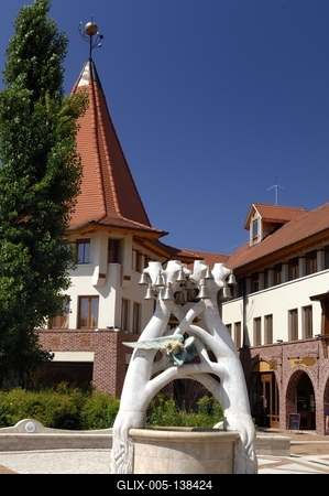 Veresegyháza, a Harangos-kút a város Főterén-stock-foto