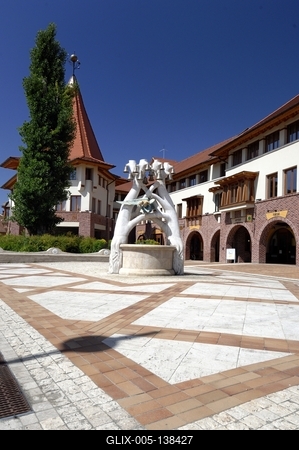 Veresegyháza, a Harangos-kút a város Főterén-stock-foto