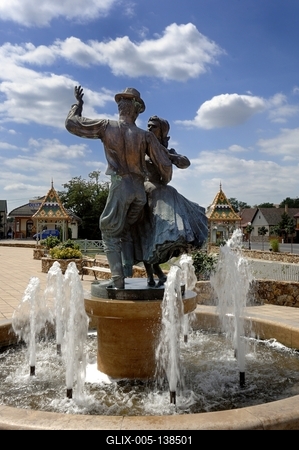 Mogyoród, a Táncos pár című szobor a főtéren-stock-foto