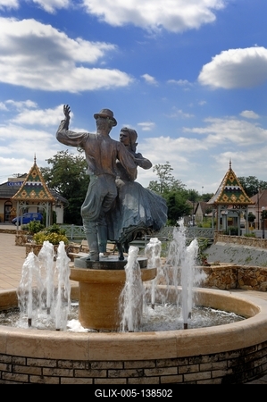 Mogyoród, a Táncos pár című szobor a főtéren-stock-foto