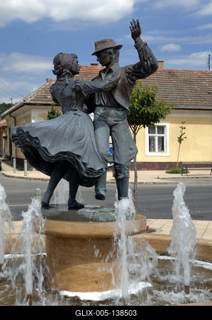 Mogyoród, a Táncos pár című szobor a főtéren-stock-foto