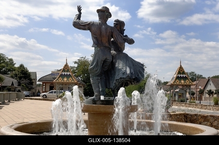 Mogyoród, a Táncos pár című szobor a főtéren-stock-foto