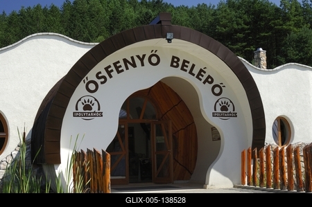 Ősfenyő Belépő fogadóépület Ipolytarnócon-stock-foto