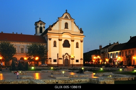 Vác, a főtér esti kivilágításban-stock-foto