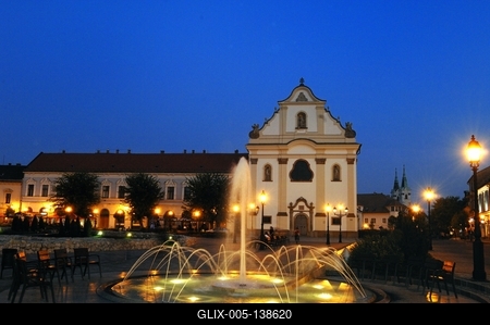 Vác, a főtér esti kivilágításban-stock-foto