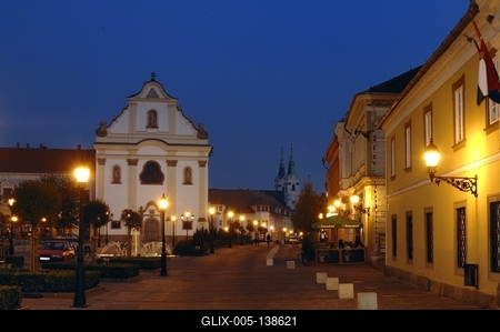 Vác, a főtér esti kivilágításban-stock-foto
