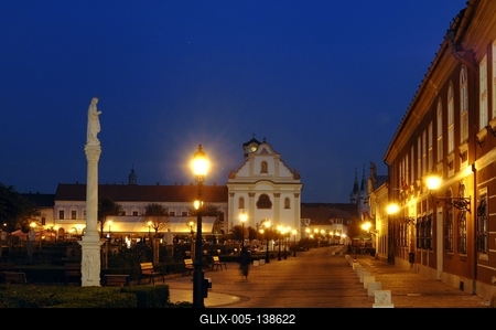 Vác, a főtér esti kivilágításban-stock-foto