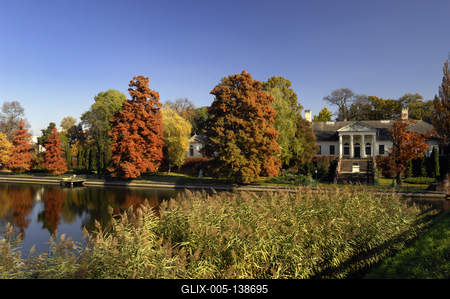 Szarvas, a Bolza-kastélya Holt-Körös partján-stock-foto
