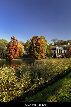 Szarvas, a Bolza-kastélya Holt-Körös partján-stock-foto