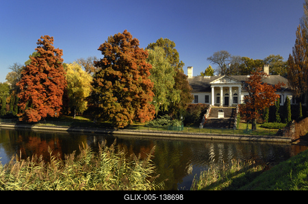 Szarvas, a Bolza-kastélya Holt-Körös partján-stock-foto