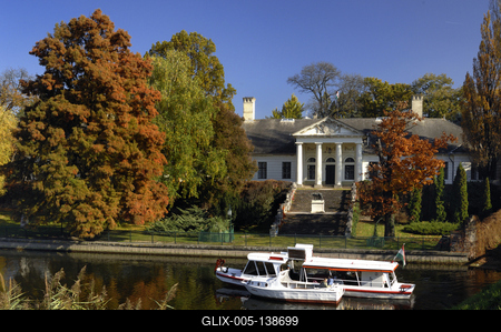 Szarvas, a Bolza-kastélya Holt-Körös partján-stock-foto