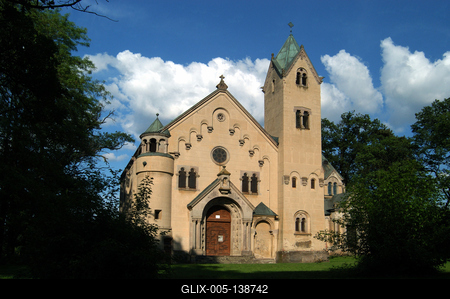 Doboz, Katolikus templom és Wenckheim-sírbolt-stock-foto