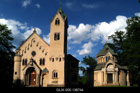 Doboz, Katolikus templom és Wenckheim-sírbolt-stock-foto