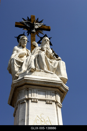 Szentháromság szobor a szegedi Dóm téren-stock-foto