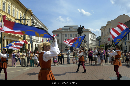Szeged, zászlóforgatók a Kárász utcában-stock-foto