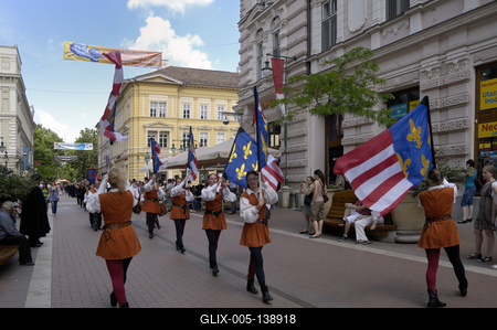 Szeged, zászlóforgatók a Kárász utcában-stock-foto