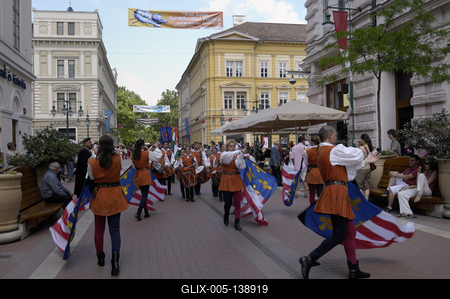 Szeged, zászlóforgatók a Kárász utcában-stock-foto