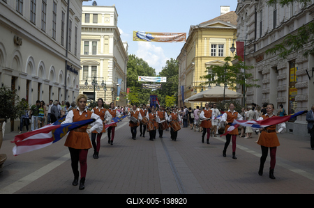 Szeged, zászlóforgatók a Kárász utcában-stock-foto