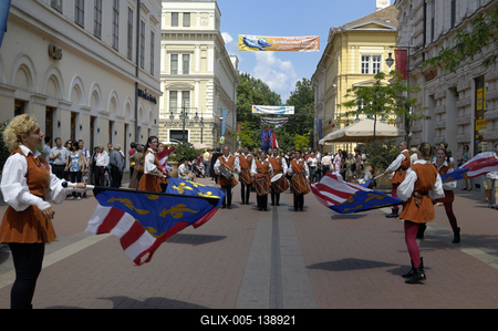 Szeged, zászlóforgatók a Kárász utcában-stock-foto