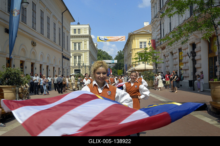 Szeged, zászlóforgatók a Kárász utcában-stock-foto