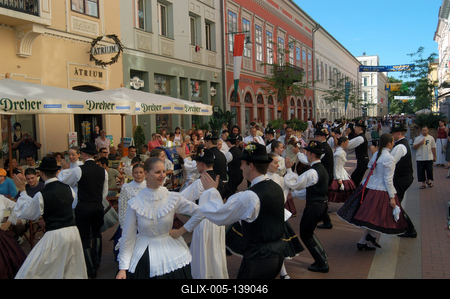 Szeged, néptáncosok a Kárász utcában-stock-foto