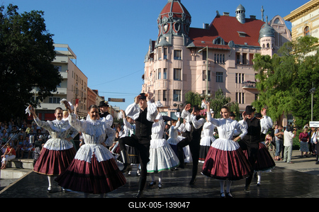 Szeged, néptáncosok a Kárász utcában-stock-foto