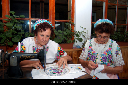 Kalocsai népviseletbe öltözött asszonyok-stock-foto