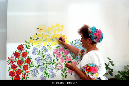 Kalocsai népviseletbe öltözött asszonyok falat pingálnak-stock-foto