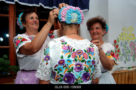 Kalocsai népviseletbe öltözött asszonyok-stock-foto