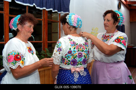 Kalocsai népviseletbe öltözött asszonyok-stock-foto