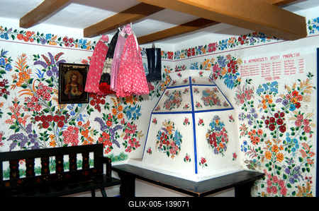 Kalocsa, pingálással díszített szoba a Tájházban-stock-foto