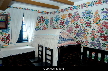 Kalocsa, pingálással díszített szoba a Tájházban-stock-foto