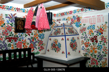 Kalocsa, pingálással díszített szoba a Tájházban-stock-foto