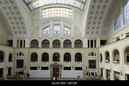 A Debreceni Egyetem főépülete-stock-foto