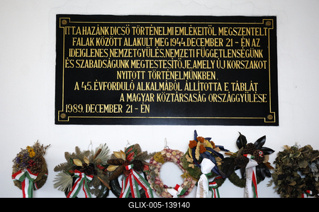 Emléktábla a Debreceni Református Kollégiumban-stock-foto