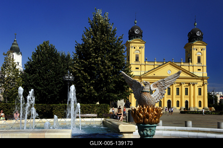 Debrecen, a Millenniumi szökőkút és a Református Nagytemplom-stock-foto