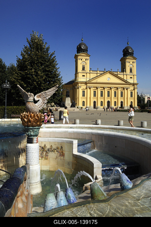 Debrecen, a Millenniumi szökőkút és a Református Nagytemplom-stock-foto