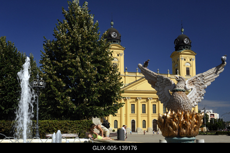 Debrecen, a Millenniumi szökőkút és a Református Nagytemplom-stock-foto