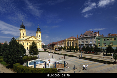 Debrecen főtere a Református Nagytemplommal-stock-foto