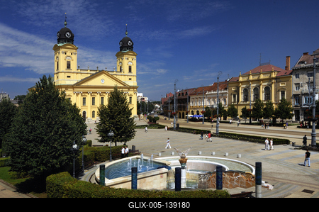 Debrecen főtere a Református Nagytemplommal-stock-foto