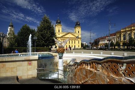 Debrecen, a Millenniumi szökőkút és a Református Nagytemplom-stock-foto