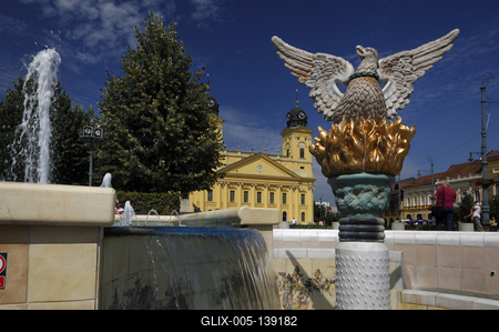 Debrecen, a Millenniumi szökőkút és a Református Nagytemplom-stock-foto