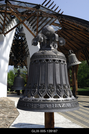 Hajdúszoboszló, a Harangház és festett jelfái-stock-foto