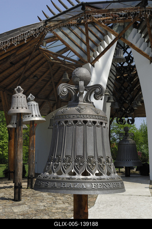 Hajdúszoboszló, a Harangház és festett jelfái-stock-foto