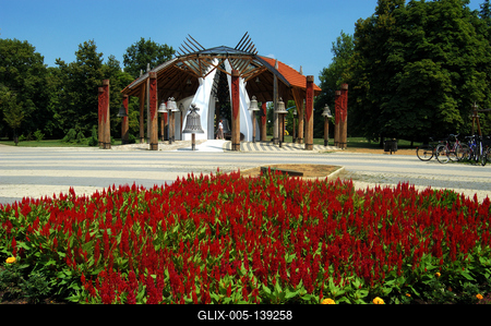 Hajdúszoboszló, a Harangház és festett jelfái-stock-foto