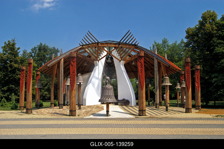 Hajdúszoboszló, a Harangház és festett jelfái-stock-foto