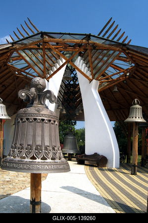 Hajdúszoboszló, a Harangház és festett jelfái-stock-foto