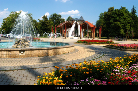 Hajdúszoboszló, a Harangház és festett jelfái-stock-foto